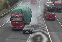 小車高速錯(cuò)過路口隨意變道 大貨車剎車都踩冒煙了