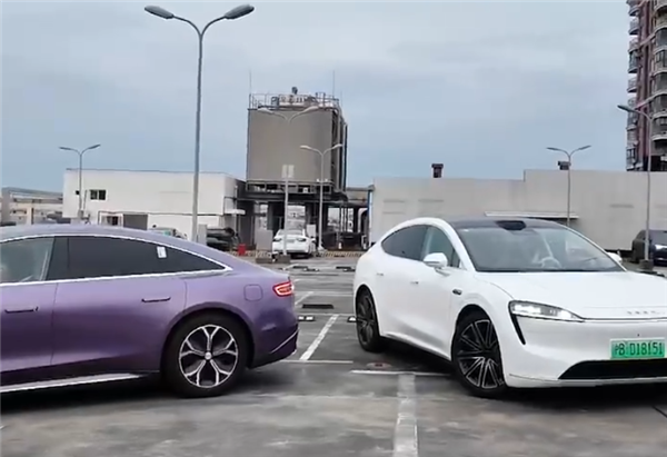 智界R7和S7自動(dòng)泊車搶同一個(gè)車位：小藝左右博弈 R7兩局全勝