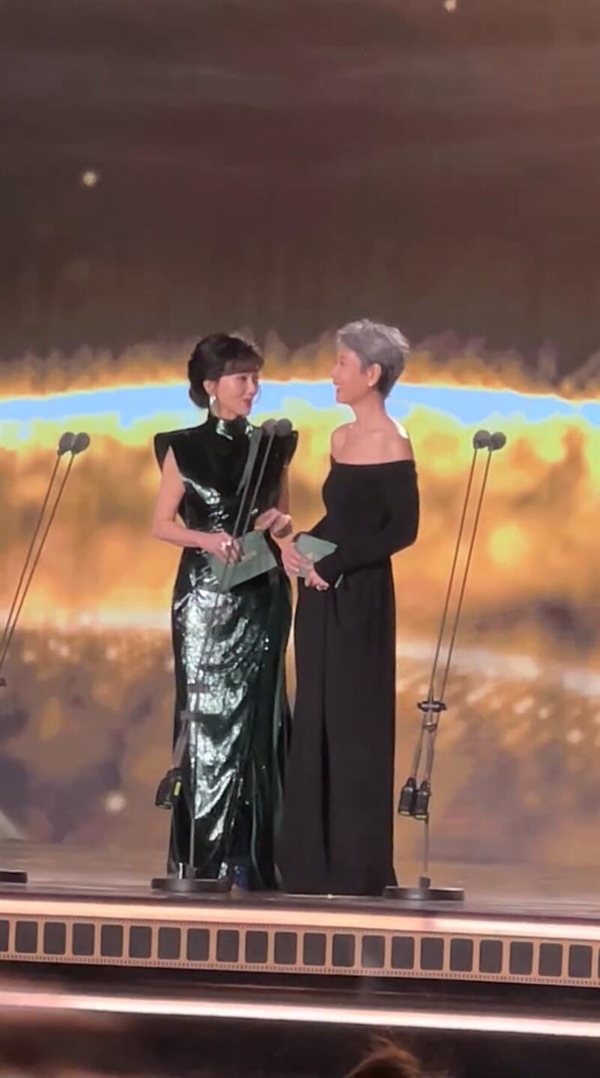 葉童趙雅芝同臺頒獎：夢回許仙白娘子