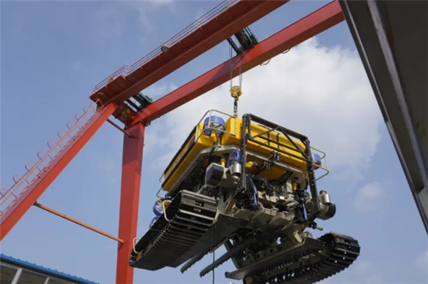 我國首臺作業(yè)時速公里級水下敷纜機器人完成下水測試：敷埋作業(yè)1000米/小時