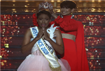 34歲黑人空姐贏得法國小姐引熱議：總比選個(gè)男的強(qiáng)