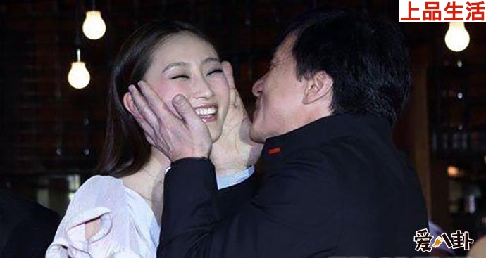 與成龍的關系曖昧已是人盡皆知？