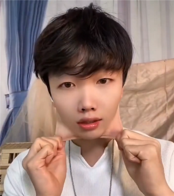 男子暴瘦110斤后被質(zhì)疑戴人皮面具 皮膚能扯很長：本人回應(yīng)