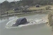 男子花22萬買二手車故意開進魚塘騙保 結(jié)果被自己手機出賣了