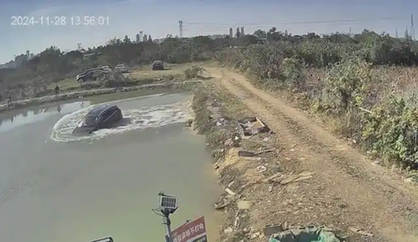 男子花22萬買二手車故意開進(jìn)魚塘騙保 結(jié)果被自己手機(jī)出賣了