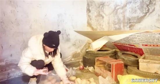 女網(wǎng)紅拿無(wú)人區(qū)救命糧喂狗 被質(zhì)問(wèn)后稱遭到了網(wǎng)暴