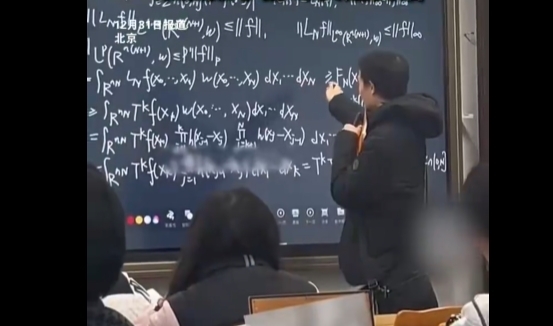 北大韋神板書曝光：果然數(shù)學(xué)的盡頭是英語 一句中文也沒有
