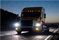 半夜貨車高速上20km/h龜速行駛 司機：罰我總比出事故強