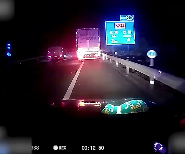 半夜貨車高速上20km/h龜速行駛 司機(jī)：罰我總比出事故強(qiáng)