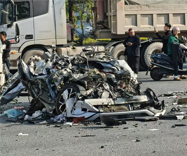 SUV路口不減速撞翻大貨車：直接解體一地零部件