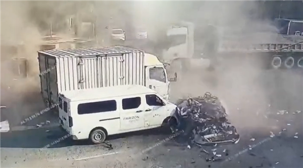 SUV路口不減速撞翻大貨車：直接解體一地零部件