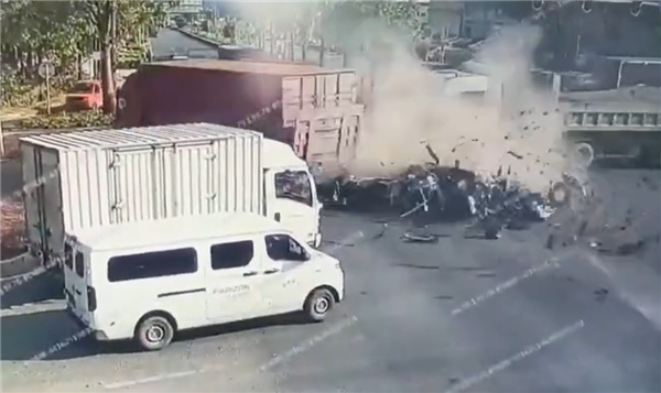SUV路口不減速撞翻大貨車：直接解體一地零部件