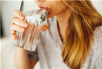 喝酒存在引發(fā)癌癥的風(fēng)險(xiǎn)！美國(guó)：呼吁給酒精飲品貼上致癌標(biāo)簽