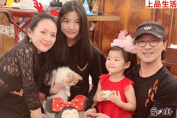 汪峰章子怡一家四口
