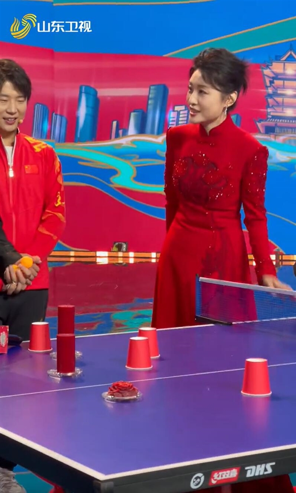 周濤再次擔綱主持山東春晚 網友：周濤一出場年味就有了