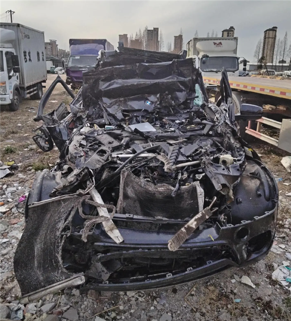 寶馬被追尾撞進貨車底 車主稱座椅秒放倒自己僅輕傷