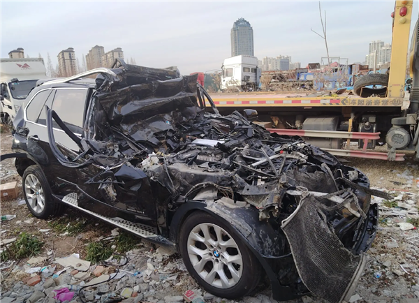 寶馬被追尾撞進貨車底 車主稱座椅秒放倒自己僅輕傷