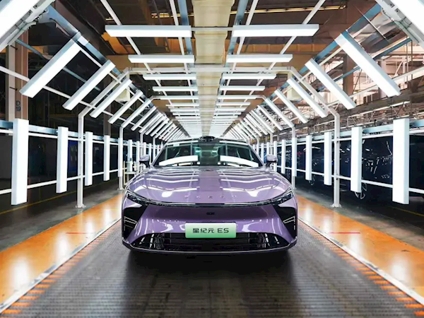 星紀元ES增程版首批量產(chǎn)車正式下線：續(xù)航1645km、17.5分鐘充至80%