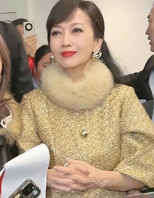 “白娘子”趙雅芝曬71歲美照：狀態(tài)超好 烈焰紅唇嬌嫩無比