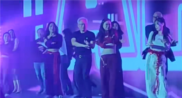 黃仁勛參加英偉達(dá)北京年會(huì)與美女跳熱舞《APT》 去年穿花襖扭秧歌