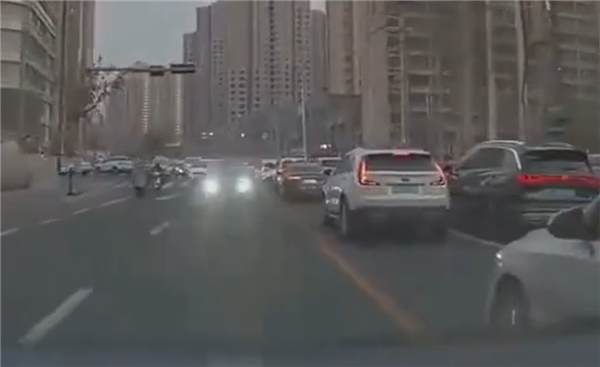 叫囂三者300萬什么都能賠 男子逆行又插隊逼停出租車：罰款+記分