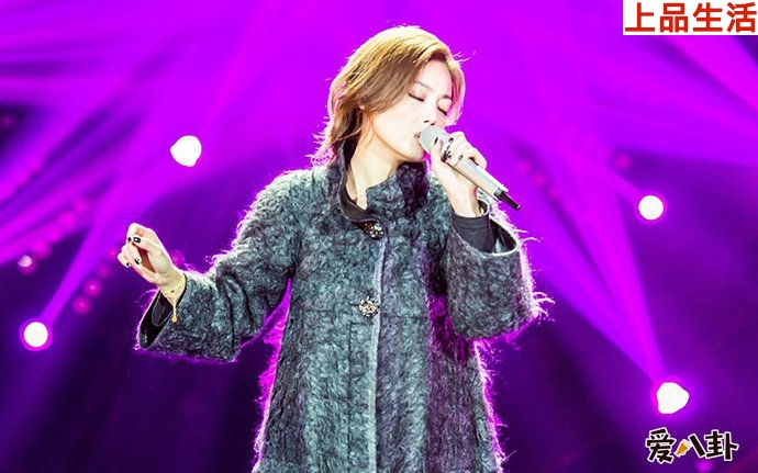 容祖兒拄拐杖會好友飯局令人心疼