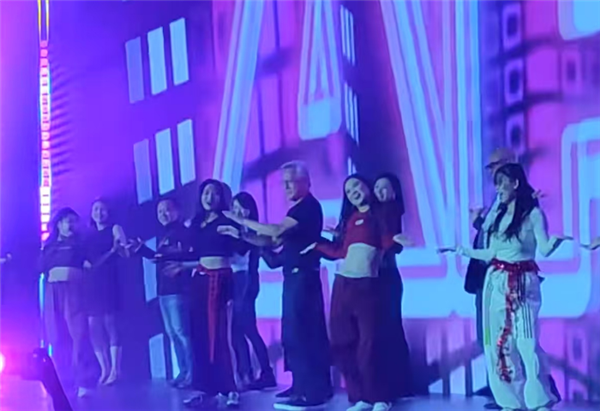 黃仁勛參加英偉達(dá)北京年會(huì)與美女跳熱舞《APT》 去年穿花襖扭秧歌