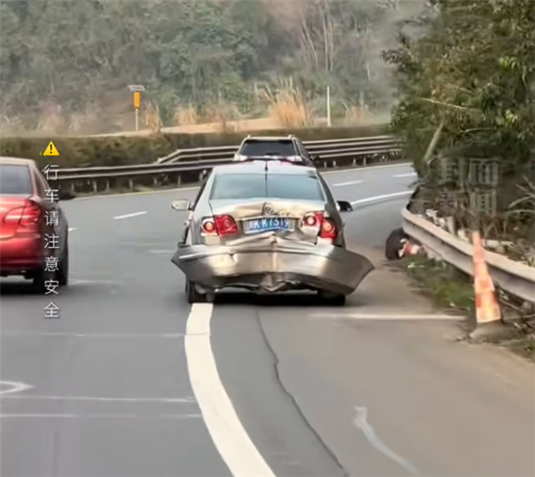 四川一高速上現(xiàn)“車(chē)堅(jiān)強(qiáng)”：車(chē)屁股被撞爛了還在繼續(xù)開(kāi)