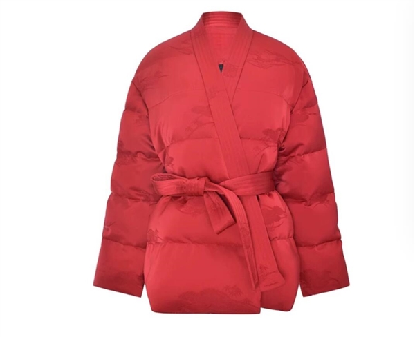 蔣欣春晚彩排：新中式羽絨服格外搶眼