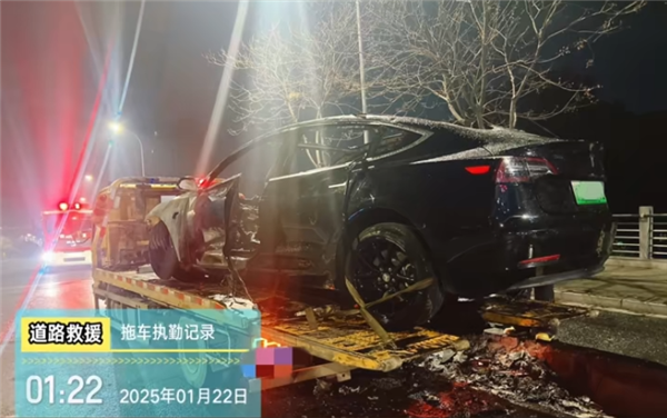 特斯拉夜間高速撞車：整車自燃起火 還伴有爆炸聲