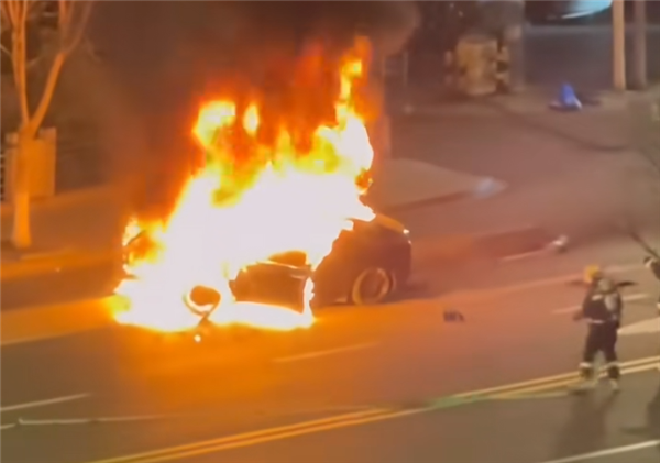 特斯拉夜間高速撞車：整車自燃起火 還伴有爆炸聲