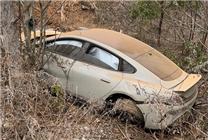 路面不平致小米SU7翻下路邊嚴(yán)重受損：車內(nèi)人沒事