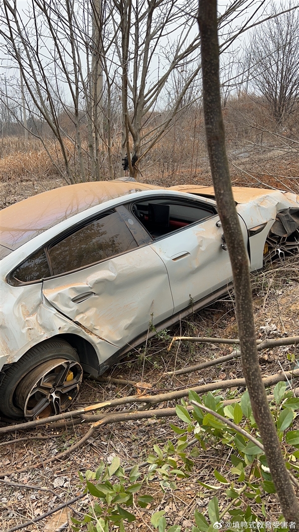 路面不平致小米SU7翻下路邊嚴(yán)重受損：車內(nèi)人沒事