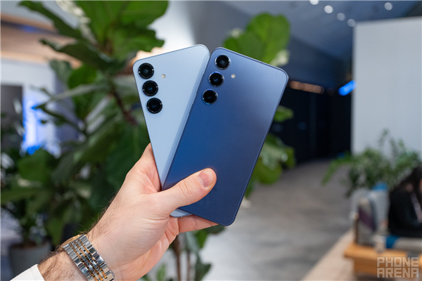 等了8年 三星Galaxy S25系列終于支持無(wú)縫更新