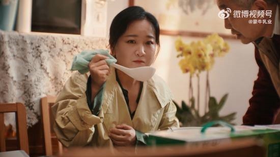 賈玲蒙牛賀歲短片《你的強回來了》上線 身材管理到位