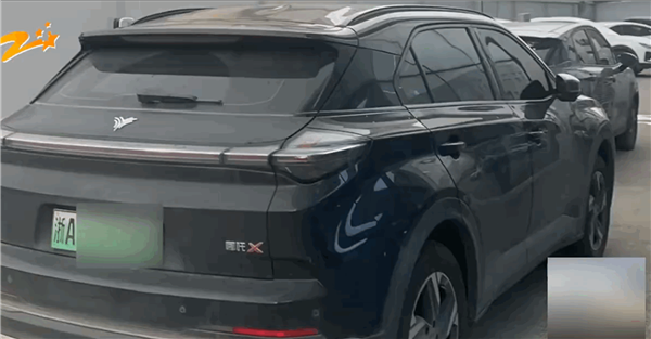 哪吒新車出事故兩個月還沒修 女車主：4S店說沒配件