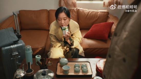 賈玲蒙牛賀歲短片《你的強回來了》上線 身材管理到位