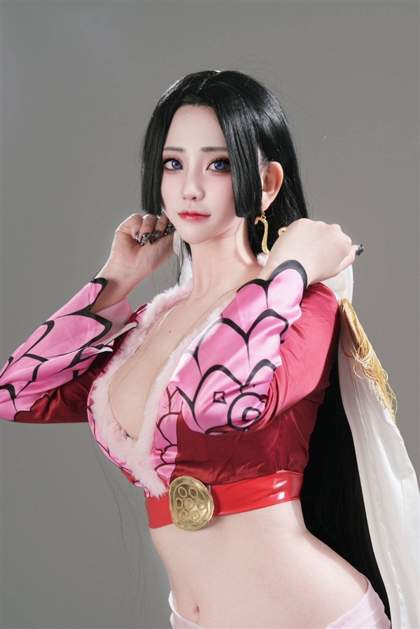 韓國美女Cos《海賊王》女帝圖賞 完美身材