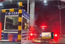 奔馳SUV卡點免費下高速失敗：超了1分鐘不愿意給錢