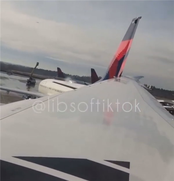 美國一機(jī)場再發(fā)事故：兩架波音客機(jī)滑行中機(jī)翼相撞