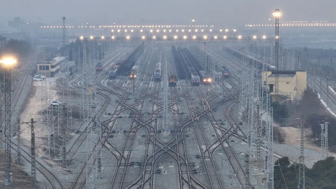 “蛇形走位”的火車沖上熱搜 網(wǎng)友驚嘆：如此絲滑