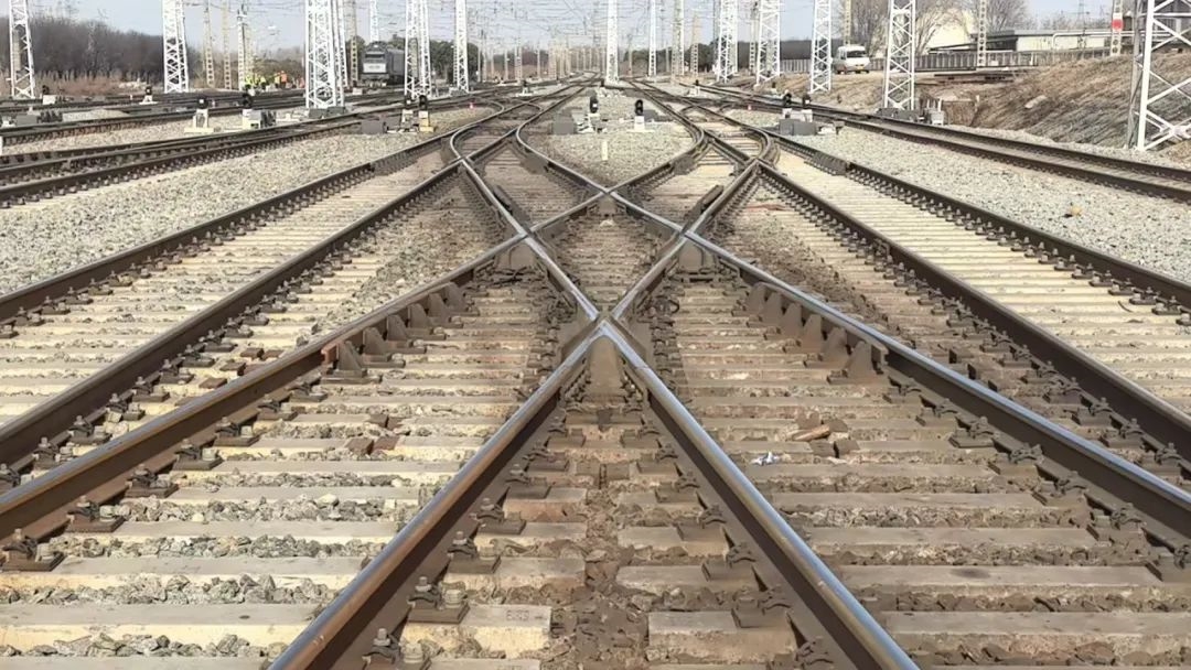 “蛇形走位”的火車沖上熱搜 網(wǎng)友驚嘆：如此絲滑