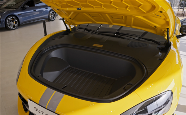 看完小米SU7 Ultra的實(shí)車(chē)：我覺(jué)得賣(mài)80萬(wàn)真不算貴