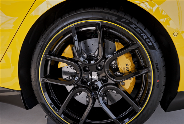 看完小米SU7 Ultra的實(shí)車(chē)：我覺(jué)得賣(mài)80萬(wàn)真不算貴