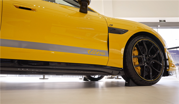 看完小米SU7 Ultra的實(shí)車(chē)：我覺(jué)得賣(mài)80萬(wàn)真不算貴