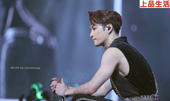 王嘉爾舞臺(tái)照