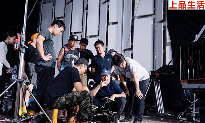 陳羽凡認真看攝像機疑似要復(fù)出