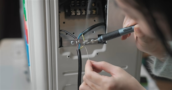 美女博主爆改家用空調(diào)外機給電腦降溫：散熱無敵了 RTX 5090絕配！