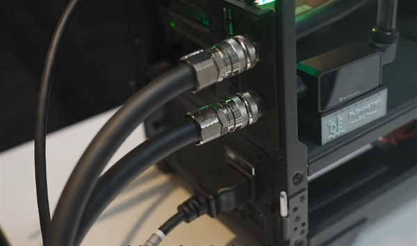 美女博主爆改家用空調(diào)外機給電腦降溫：散熱無敵了 RTX 5090絕配！