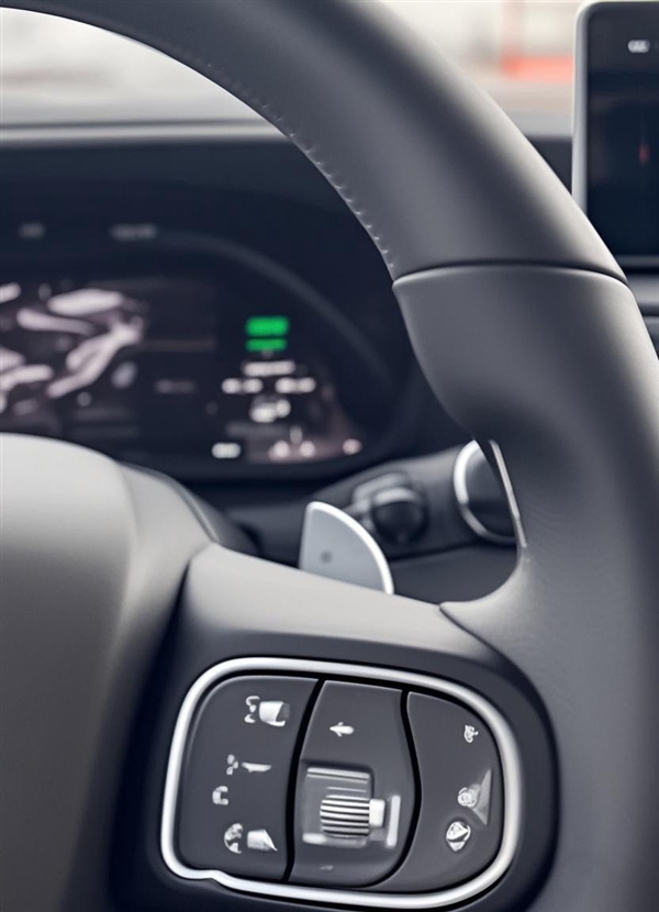 國(guó)產(chǎn)硬派越野扛把子！新款坦克300內(nèi)飾曝光：懸浮大屏、懷擋上車